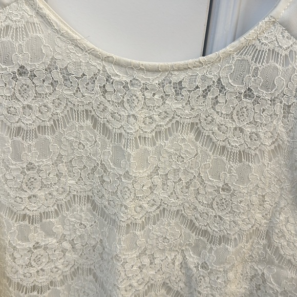 Lace open back top - Picture 3 of 3